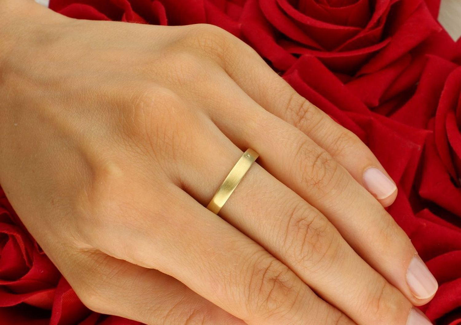 Złoty pierścionek damski próby 585 z białym złotem i cyrkonią. Ozdoba 6×9 mm, szyna 4 mm, waga 3,82 g, rozmiar 19. DIA-PRS-8932-585 – elegancja i kontrast w jednym.1.jpg