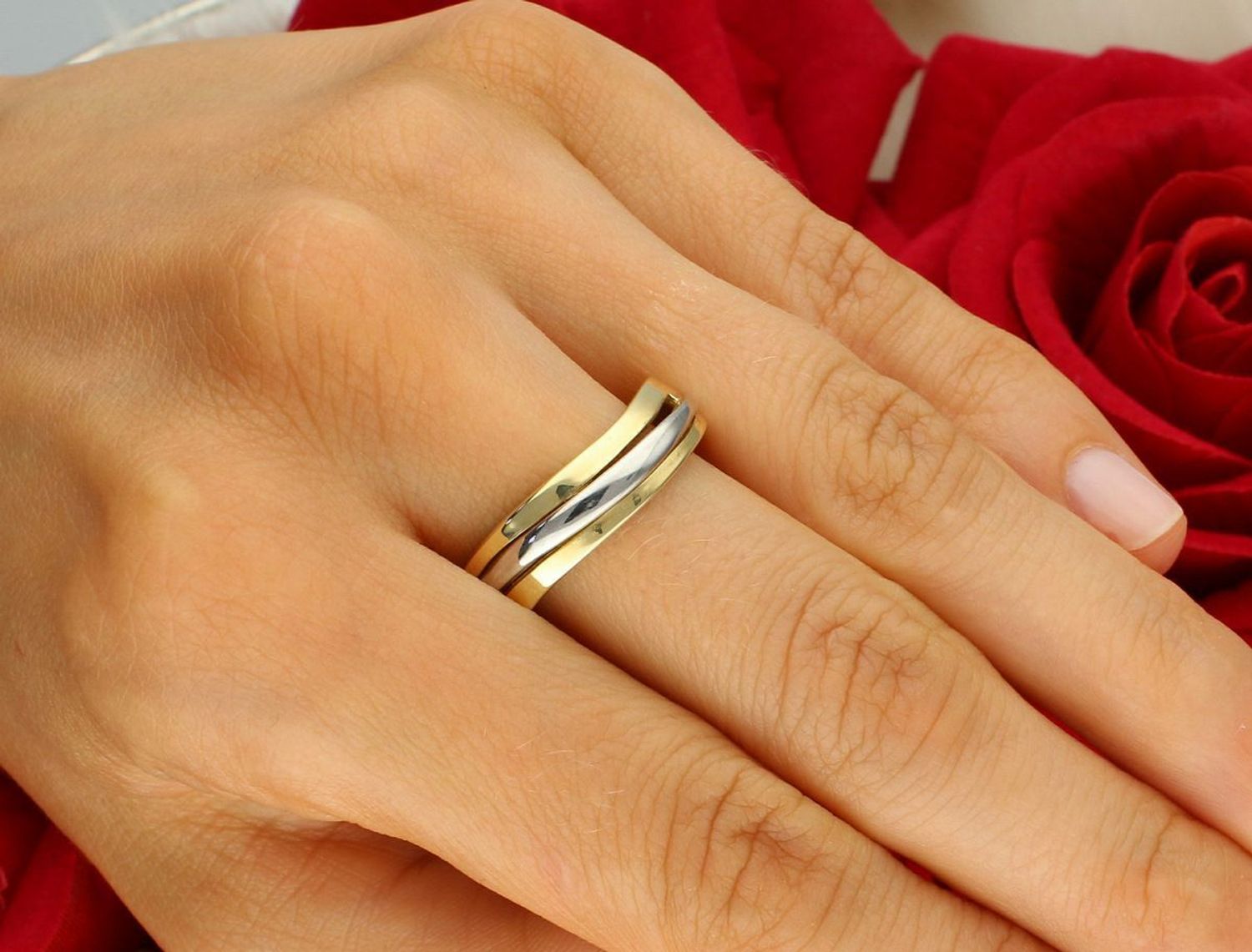 Złoty pierścionek damski próby 585 ozdobiony elementem z białego złota. Górna część 7 mm, szyna 4 mm, waga 4,57 g. DIA-PRS-8933-585 – stylowa elegancja i kontrast.1.jpg