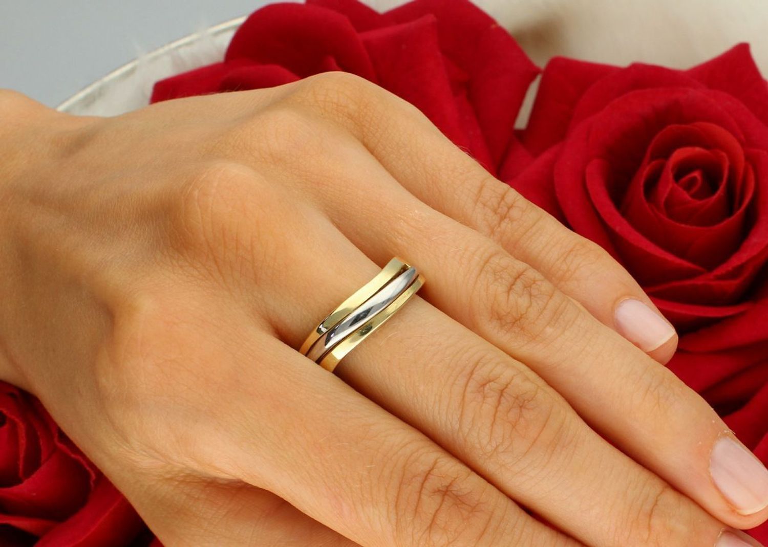 Złoty pierścionek damski próby 585 ozdobiony elementem z białego złota. Górna część 7 mm, szyna 4 mm, waga 4,57 g. DIA-PRS-8933-585 – stylowa elegancja i kontrast.1.jpg