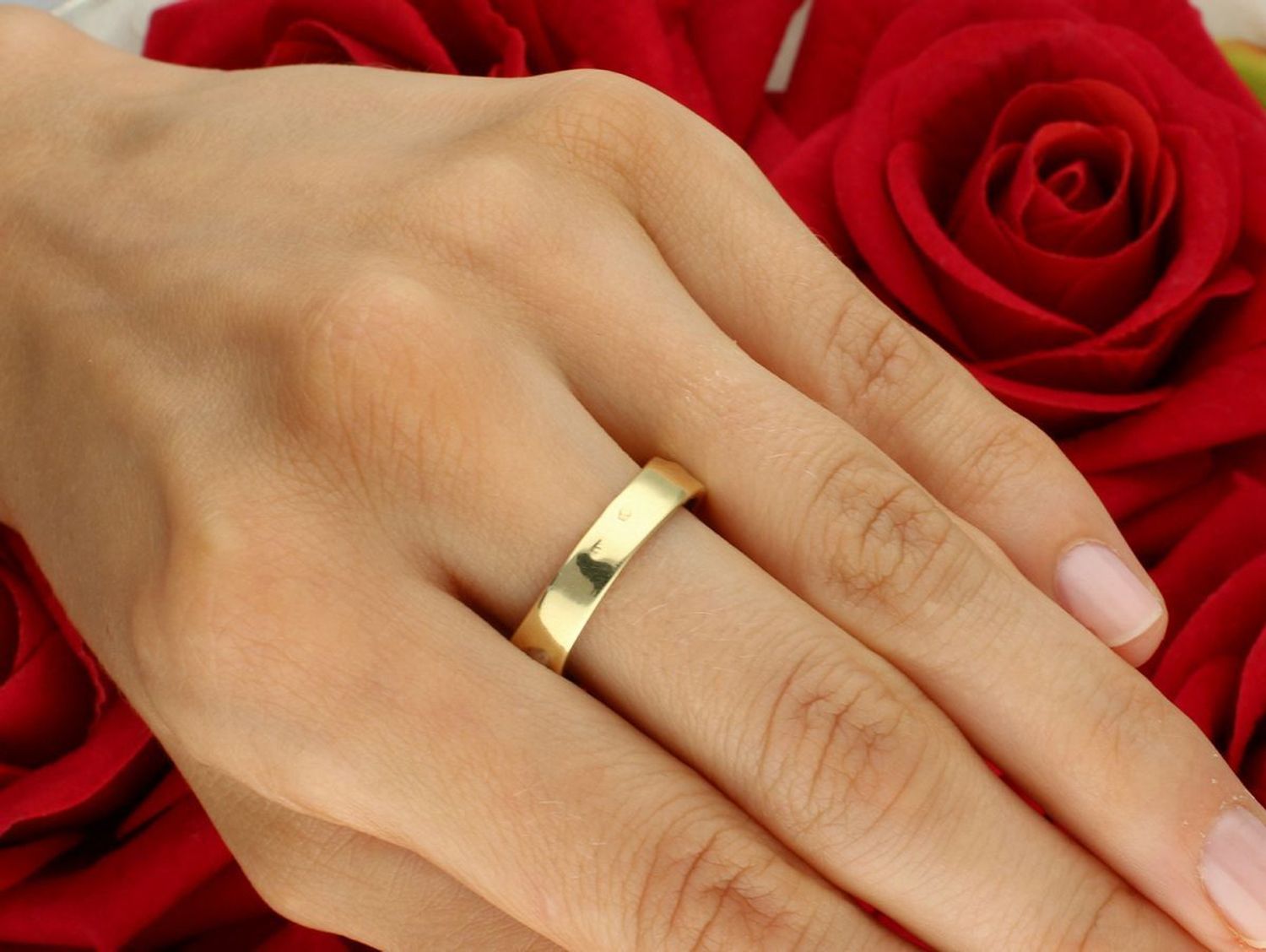 Złoty pierścionek damski próby 585 ozdobiony elementem z białego złota. Górna część 7 mm, szyna 4 mm, waga 4,57 g. DIA-PRS-8933-585 – stylowa elegancja i kontrast.1.jpg