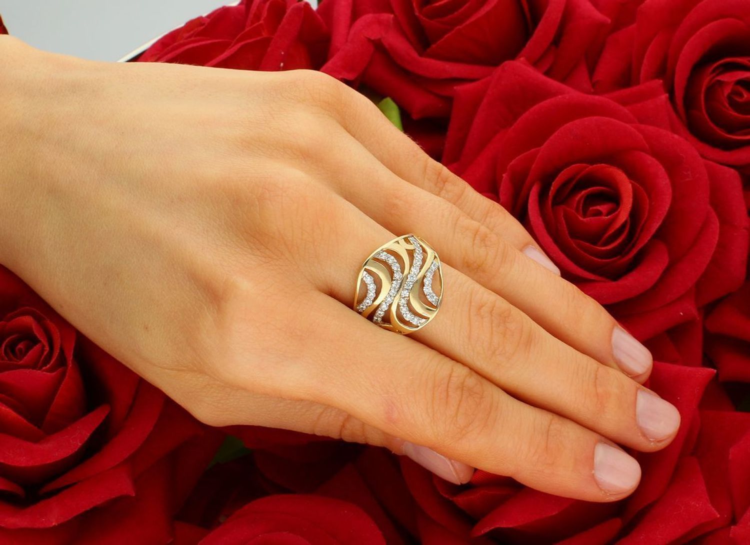 Złoty pierścionek szeroki fale z cyrkonii próba 585, DIA-PRS-8936-585. Cyrkonia umieszczona wzdłuż całej szerokości pierścionka, tworząc subtelną, ale 11 Pierścionek wykonany 1.jpg