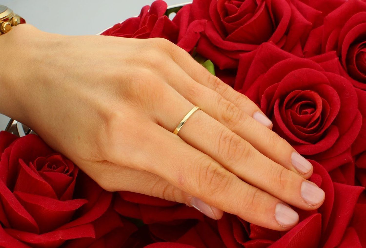 Złoty pierścionek szeroki fale z cyrkonii próba 585, DIA-PRS-8936-585. Cyrkonia umieszczona wzdłuż całej szerokości pierścionka, tworząc subtelną, ale 11 Pierścionek wykonany 1.jpg