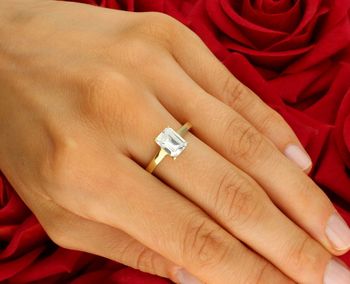 Złoty pierścionek próby 585 z prostokątną cyrkonią 6x8 mm. Klasyczna elegancja i ponadczasowy styl. 2.jpg