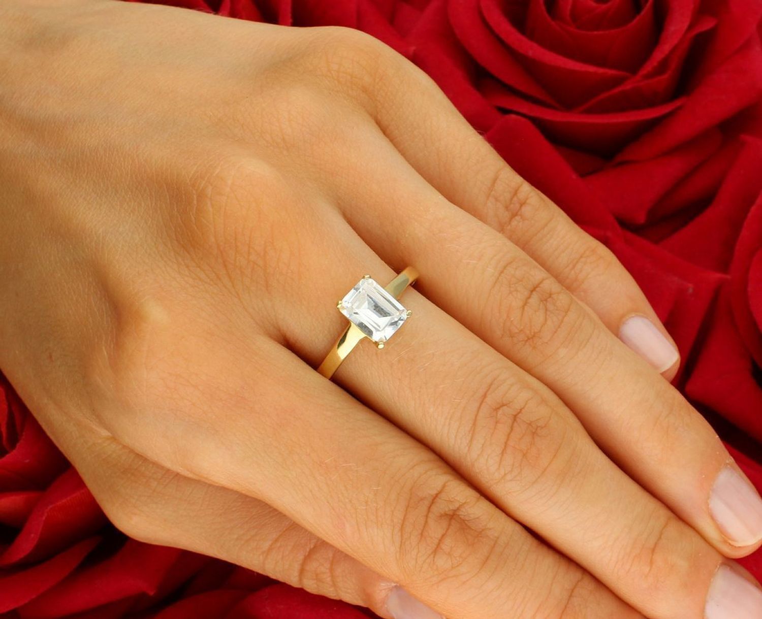 Złoty pierścionek próby 585 z prostokątną cyrkonią 6x8 mm. Klasyczna elegancja i ponadczasowy styl. 1.jpg