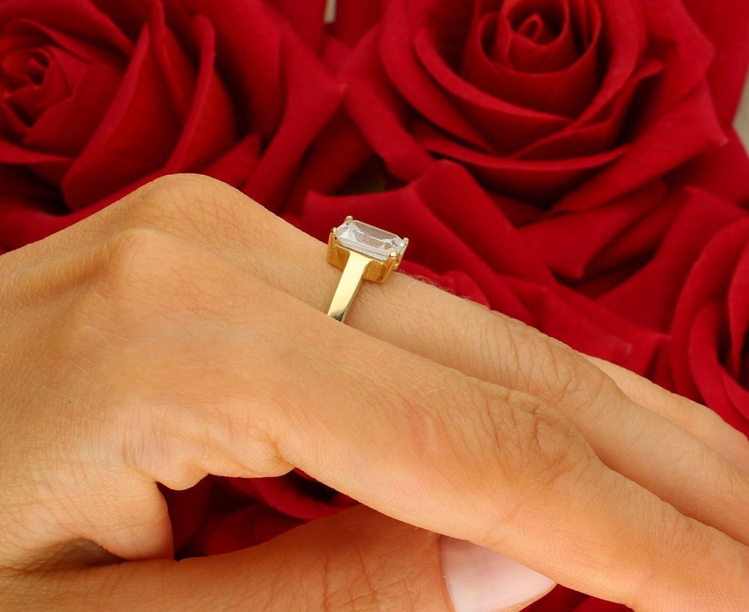 Złoty pierścionek próby 585 z prostokątną cyrkonią 6x8 mm. Klasyczna elegancja i ponadczasowy styl. 1.jpg