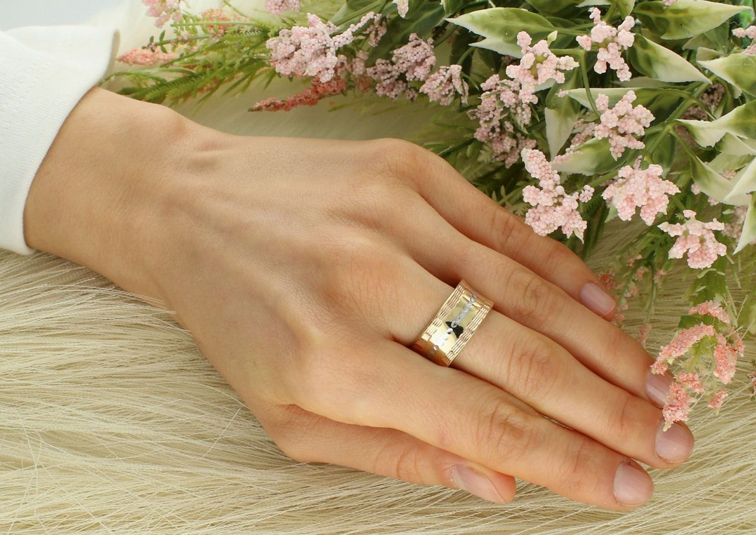 Pierścionek złoty szeroki trzy kolory złota grawerowana pr 585, DIA-PRS-8939-585 Ekskluzywny szeroki złoty pierścionek, wykonany z trzech kolorów złota, to propozycja dla kobiet ceniących1.jpg