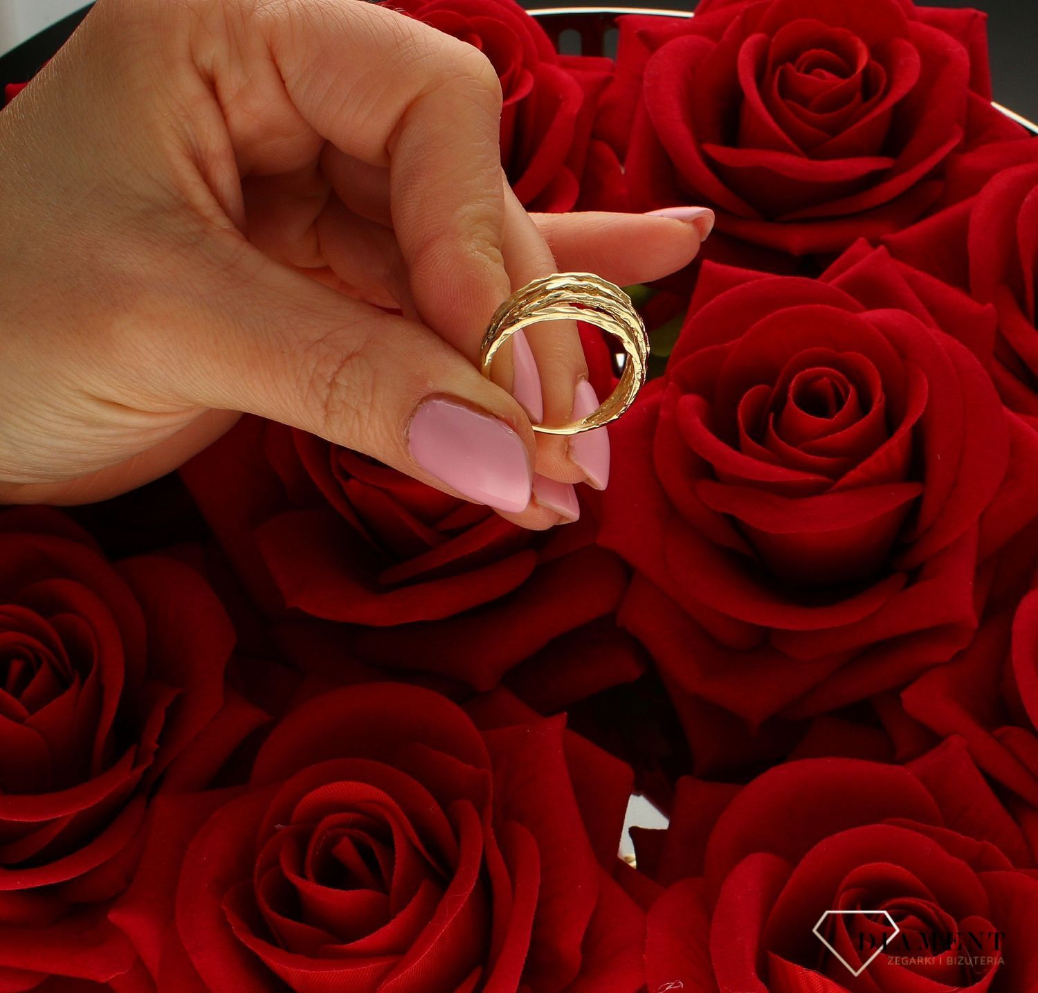 Złoty szeroki pierścionek damski w grawerowany 585 DIA-PRS-8940-585. szeroki złoty pierścień. Nietypowy pierścionek. Złoty grawerowany pierścionek. Na prezent. Na rocznicę. Pierścionek bez oczka..jpg