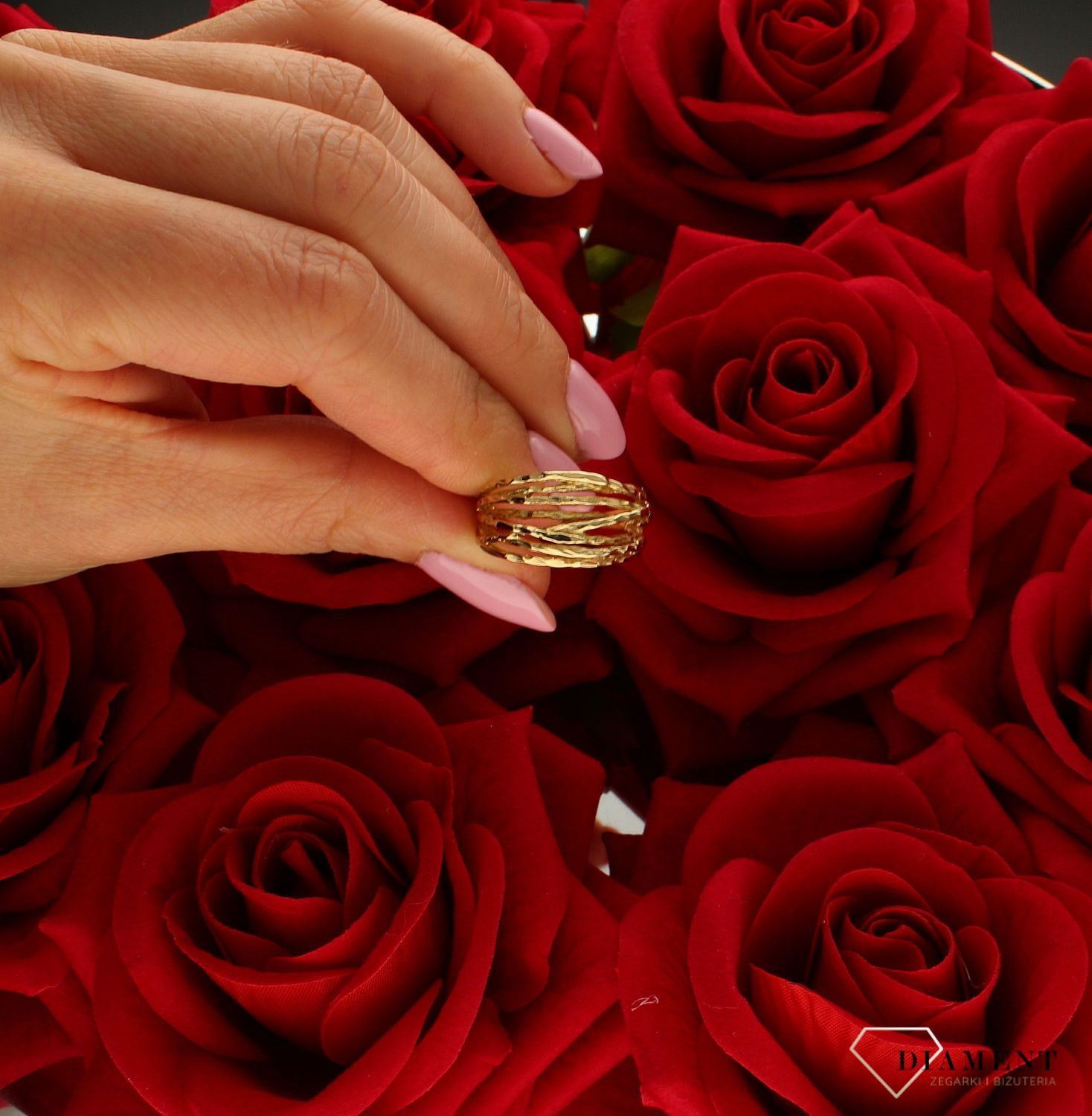 Złoty szeroki pierścionek damski w grawerowany 585 DIA-PRS-8940-585. szeroki złoty pierścień. Nietypowy pierścionek. Złoty grawerowany pierścionek. Na prezent. Na rocznicę. Pierścionek bez oczka..jpg