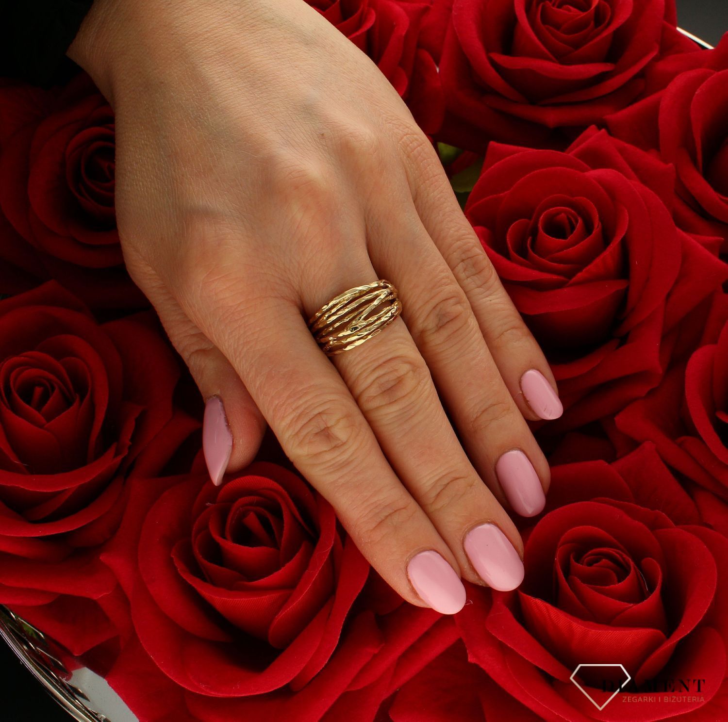 Złoty szeroki pierścionek damski w grawerowany 585 DIA-PRS-8940-585. szeroki złoty pierścień. Nietypowy pierścionek. Złoty grawerowany pierścionek. Na prezent. Na rocznicę. Pierścionek bez oczka..jpg