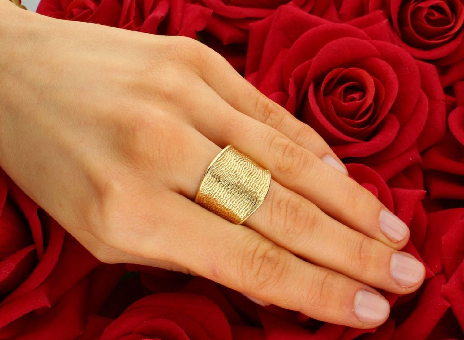 Złoty szeroki pierścionek fakturowany falisty wzór próba 585, DIA-PRS-8941-585. Złoty pierścionek o ciekawym i nowoczesnym wzorze z pewnością przypadnie do gustu każdej kobiecie. 1.jpg