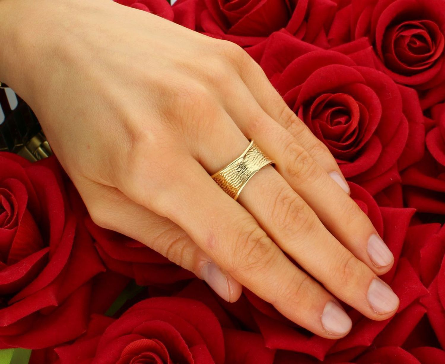 Złoty szeroki pierścionek fakturowany falisty wzór próba 585, DIA-PRS-8941-585. Złoty pierścionek o ciekawym i nowoczesnym wzorze z pewnością przypadnie do gustu każdej kobiecie. 1.jpg