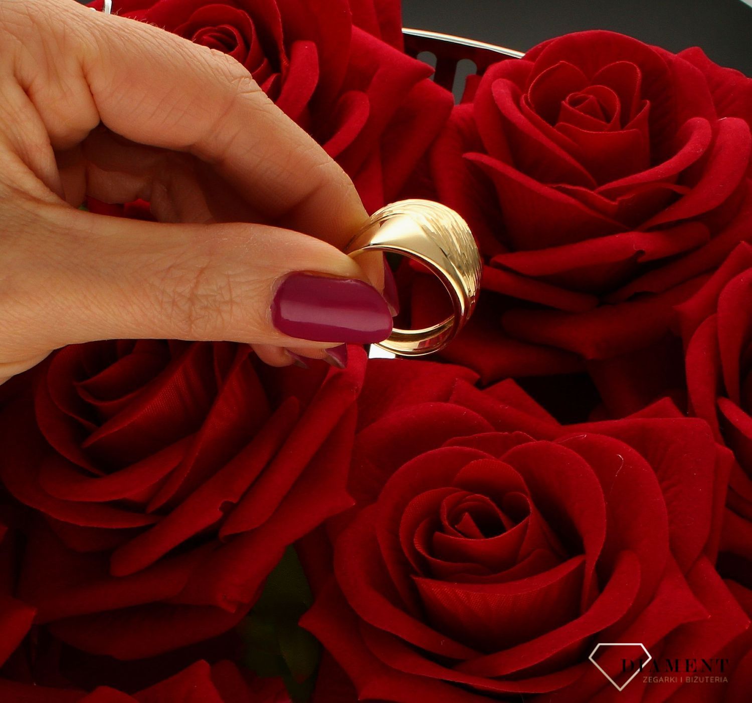 Złoty pierścionek 585 szeroki z grawerowaniem DIA-PRS-8942-585. Złoty pierścionek szeroki z pięknym ozdobnym grawerowaniem. Piękny pierścionek wykonany z wysokiej jakości złota próby 585. Złoty grawerowany pierścionek na pre (4).jpg