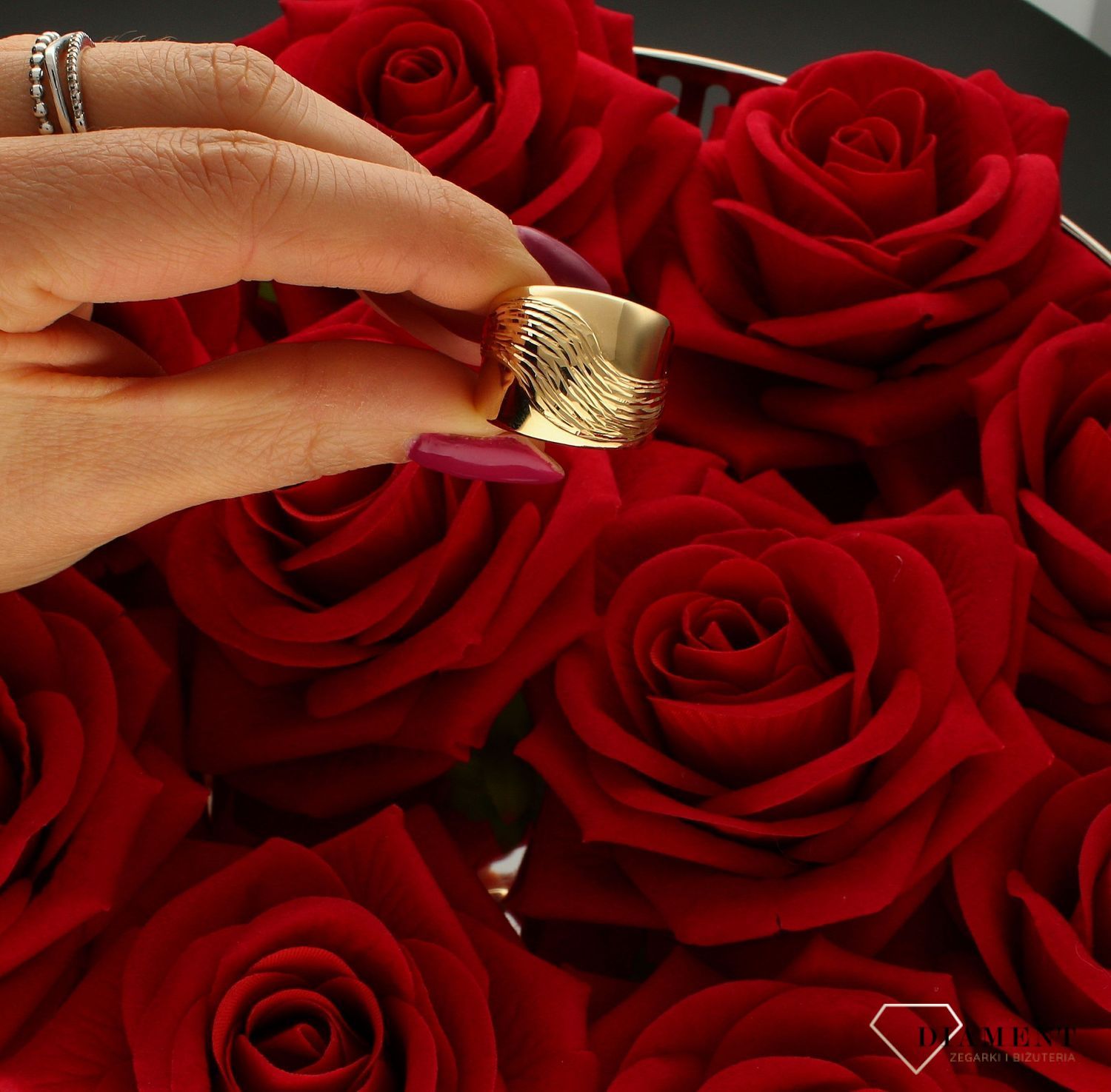 Złoty pierścionek 585 szeroki z grawerowaniem DIA-PRS-8942-585. Złoty pierścionek szeroki z pięknym ozdobnym grawerowaniem. Piękny pierścionek wykonany z wysokiej jakości złota próby 585. Złoty grawerowany pierścionek na pre (4).jpg