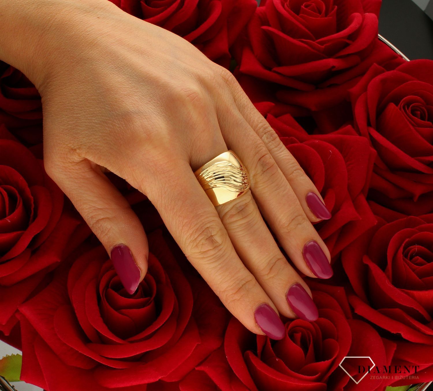 Złoty pierścionek 585 szeroki z grawerowaniem DIA-PRS-8942-585. Złoty pierścionek szeroki z pięknym ozdobnym grawerowaniem. Piękny pierścionek wykonany z wysokiej jakości złota próby 585. Złoty grawerowany pierścionek na pre (4).jpg