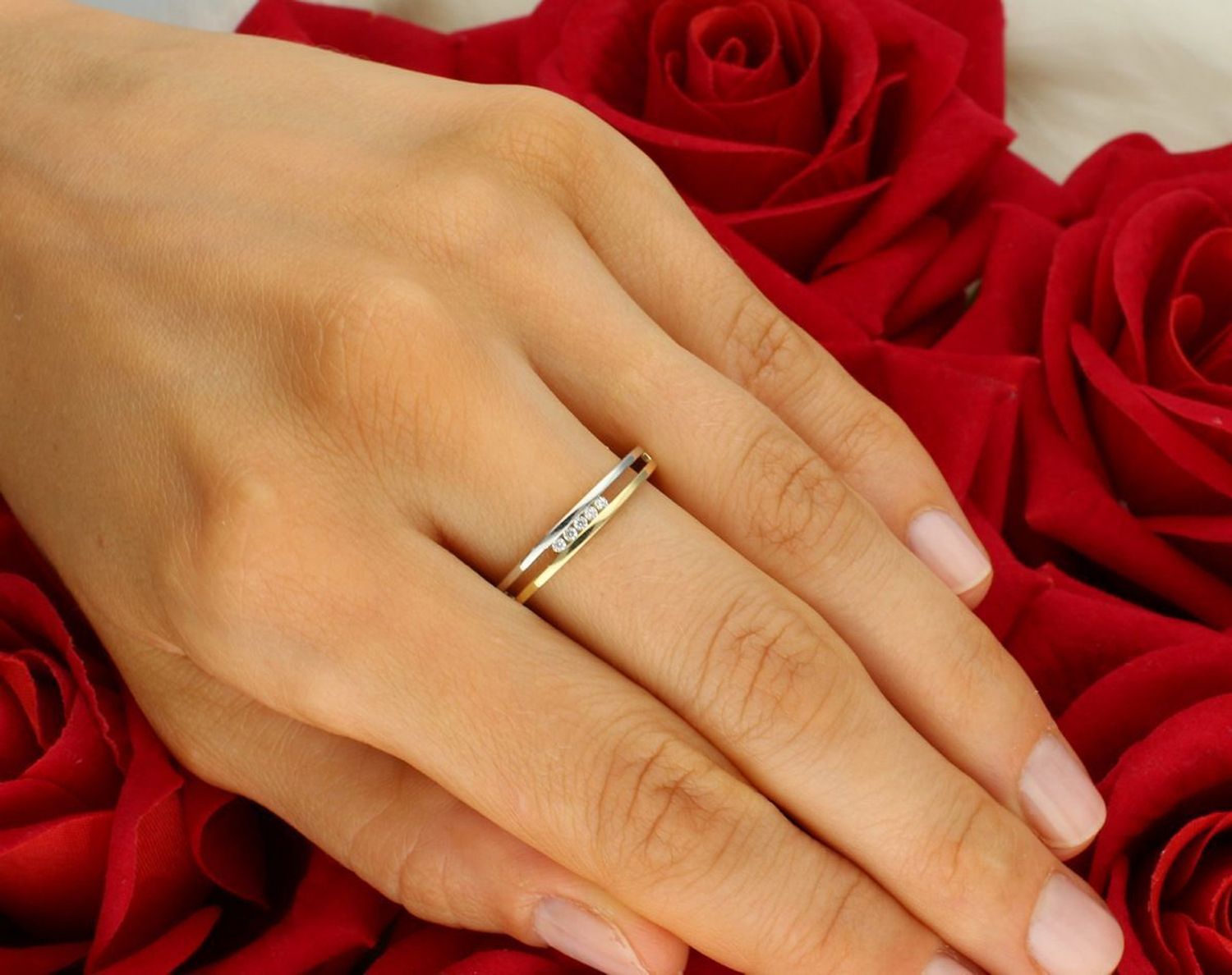 Złoty pierścionek damski próby 585 z pięcioma cyrkoniami i paskiem białego złota. Szerokość górna 3 mm, dolna szyna 2 mm, waga 1,86 g. Model DIA-PRS-8943-585.1.jpg