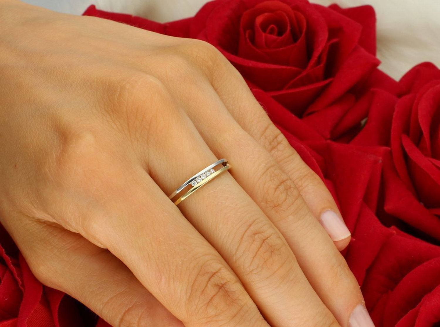 Złoty pierścionek damski próby 585 z pięcioma cyrkoniami i paskiem białego złota. Szerokość górna 3 mm, dolna szyna 2 mm, waga 1,86 g. Model DIA-PRS-8943-585.1.jpg