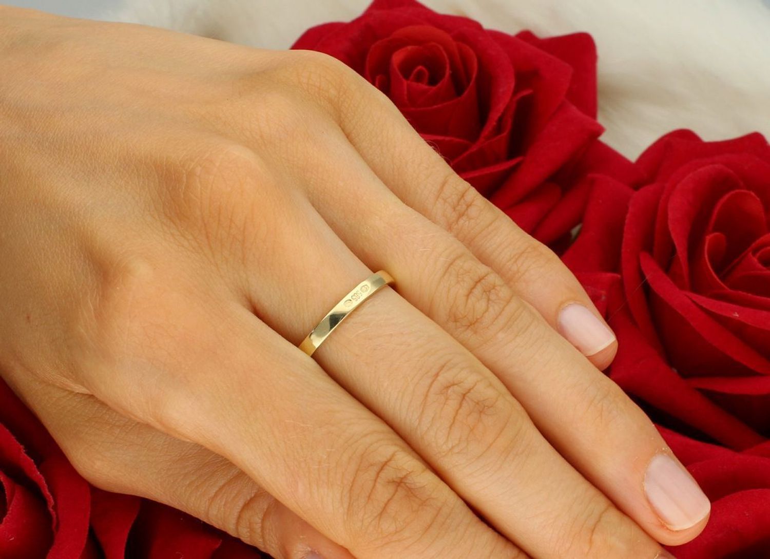 Złoty pierścionek damski próby 585 z pięcioma cyrkoniami i paskiem białego złota. Szerokość górna 3 mm, dolna szyna 2 mm, waga 1,86 g. Model DIA-PRS-8943-585.1.jpg