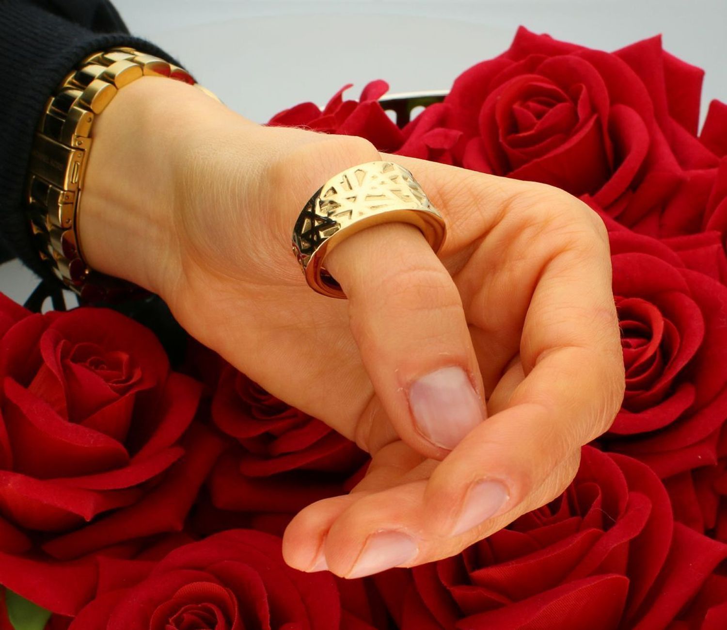 Złoty szeroki pierścionek damski tłoczony wzór próba 585, DIA-PRS-8944-585. Złoty pierścionek wykonany w nowoczesny sposób, poprzez tłoczony wzór. Pierścionek doda charakteru całej stylizacji 1.jpg