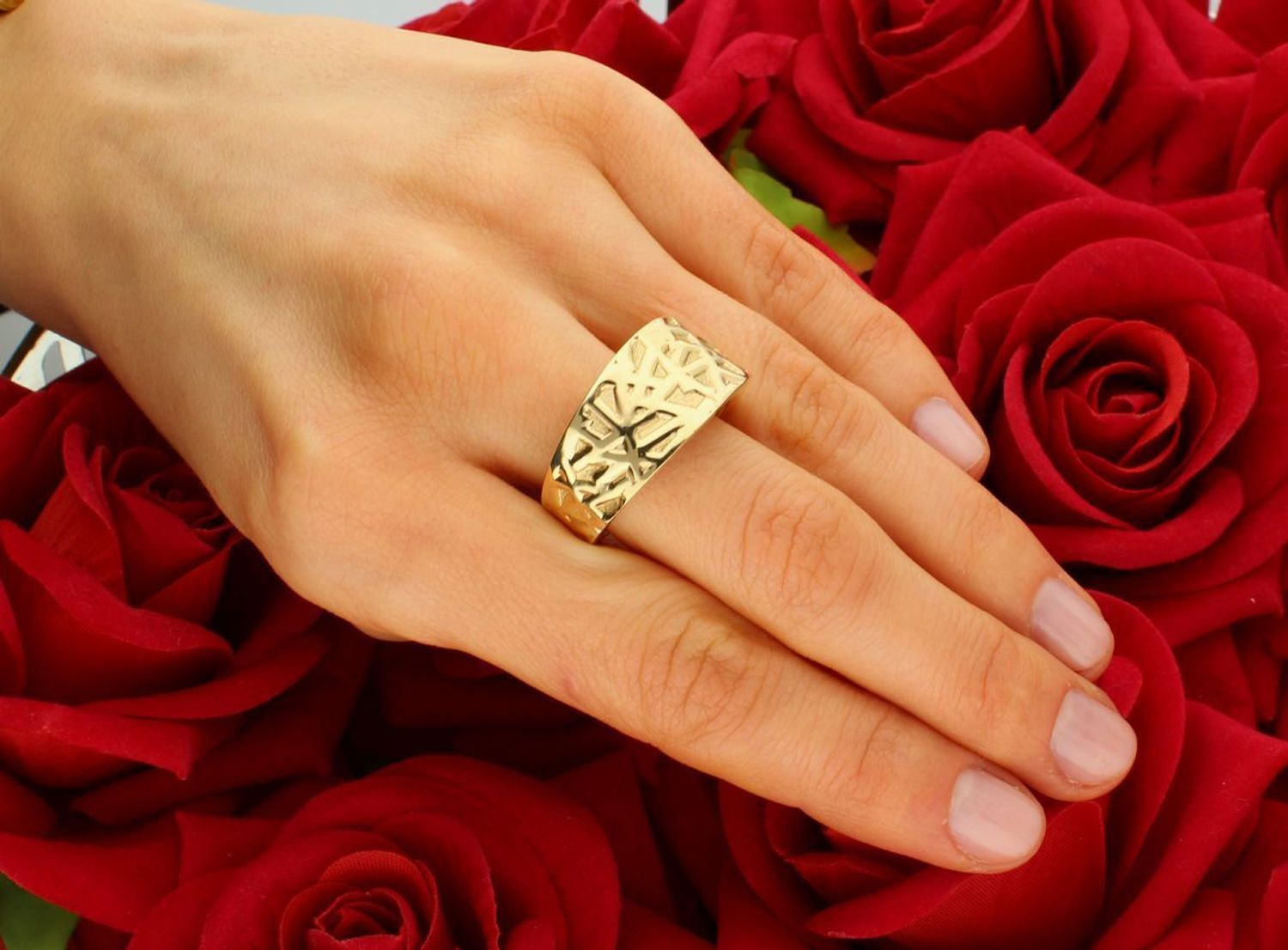 Złoty szeroki pierścionek damski tłoczony wzór próba 585, DIA-PRS-8944-585. Złoty pierścionek wykonany w nowoczesny sposób, poprzez tłoczony wzór. Pierścionek doda charakteru całej stylizacji 1.jpg