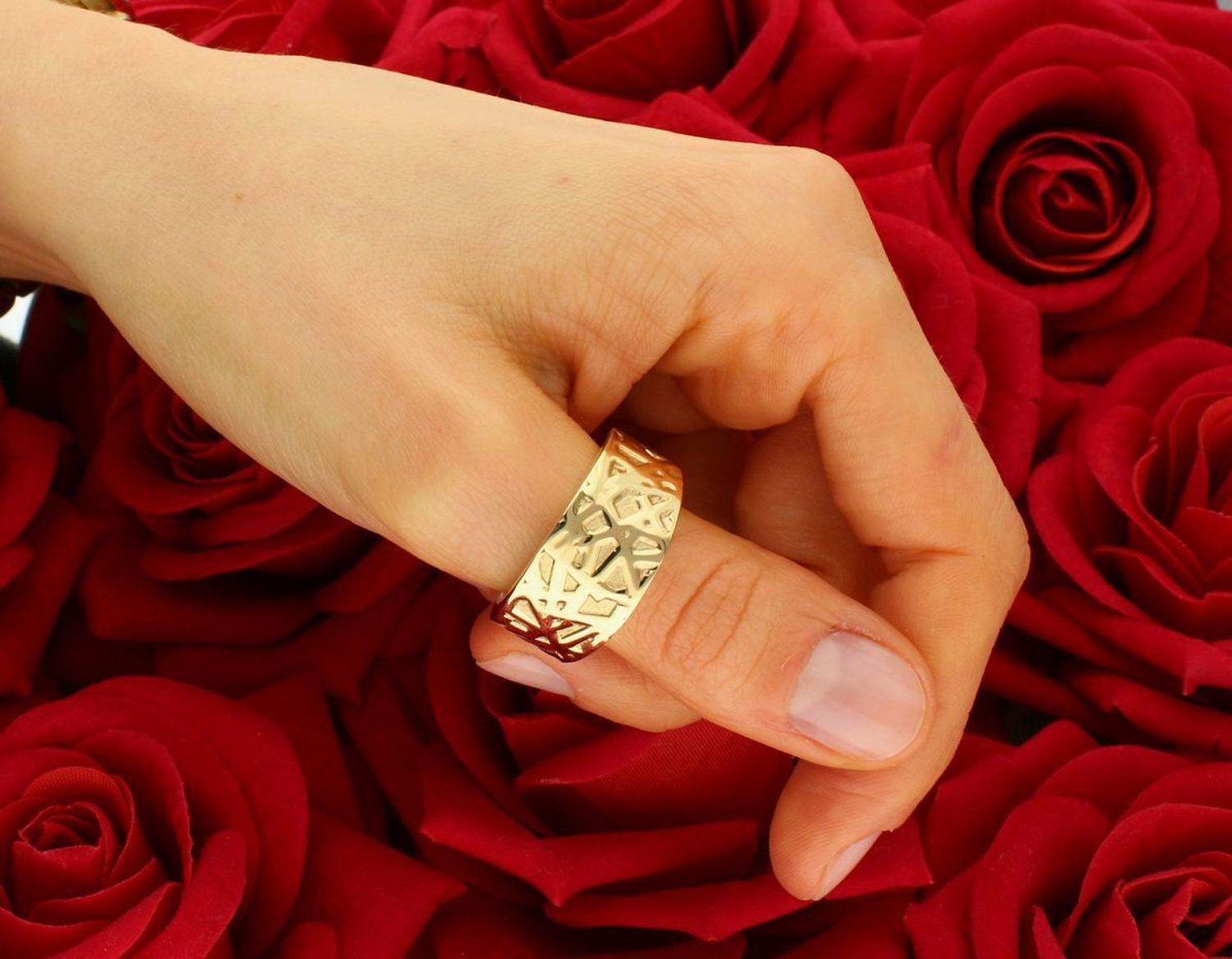 Złoty szeroki pierścionek damski tłoczony wzór próba 585, DIA-PRS-8944-585. Złoty pierścionek wykonany w nowoczesny sposób, poprzez tłoczony wzór. Pierścionek doda charakteru całej stylizacji 1.jpg