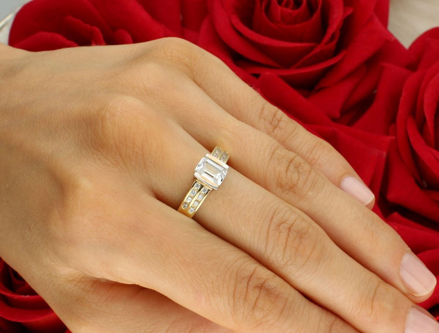 Złoty pierścionek damski próby 585, zdobiony cyrkoniami. Ozdobny element 7x7 mm, szerokość szyny 2 mm, waga 4,06 g. DIA-PRS-8945-585 – klasyczna elegancja i blask.1.jpg