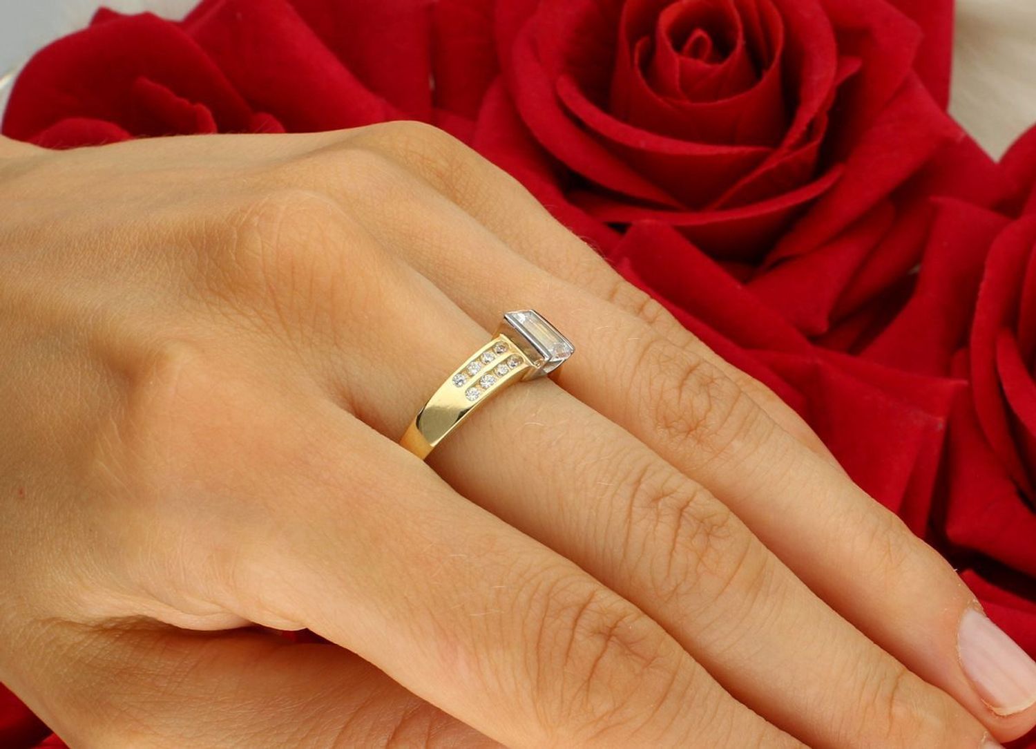 Złoty pierścionek damski próby 585, zdobiony cyrkoniami. Ozdobny element 7x7 mm, szerokość szyny 2 mm, waga 4,06 g. DIA-PRS-8945-585 – klasyczna elegancja i blask.1.jpg