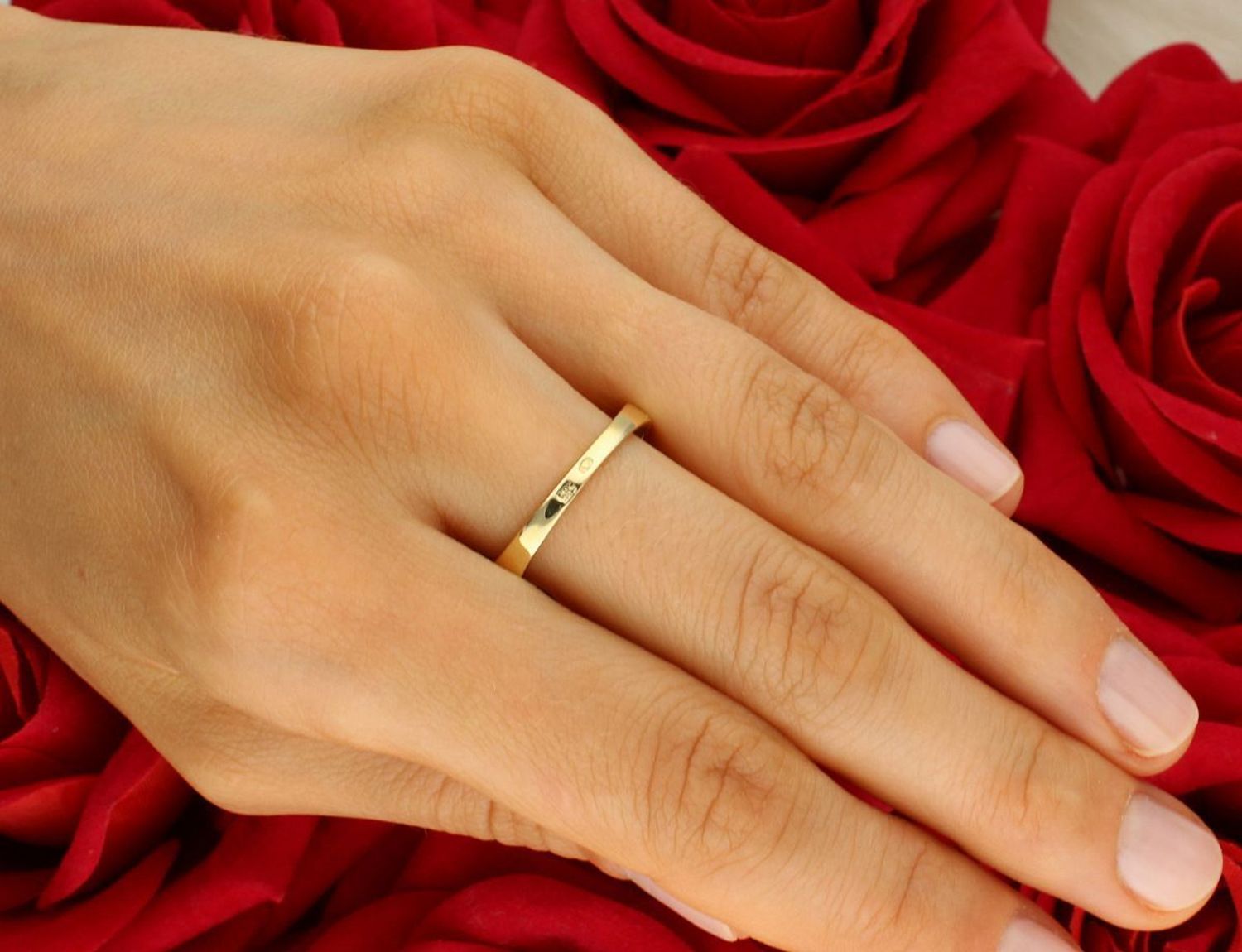 Złoty pierścionek damski próby 585, zdobiony cyrkoniami. Ozdobny element 7x7 mm, szerokość szyny 2 mm, waga 4,06 g. DIA-PRS-8945-585 – klasyczna elegancja i blask.1.jpg