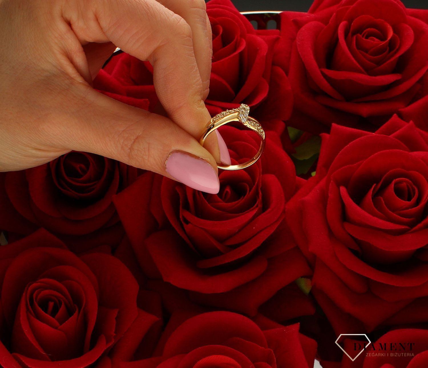 Złoty pierścionek damski 585 Iskrząca fala DIA-PRS-8947-585. Złoty pierścionek w nowoczesnej. prezent na urodziny, rocznicę. Pierścionek błyszczący. Falisty pierścionek. Złoto z wyższej próby..jpg