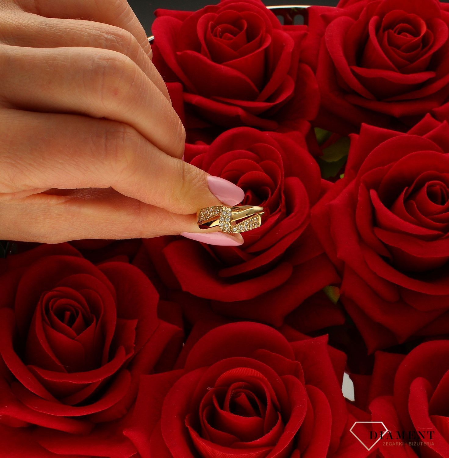 Złoty pierścionek damski 585 Iskrząca fala DIA-PRS-8947-585. Złoty pierścionek w nowoczesnej. prezent na urodziny, rocznicę. Pierścionek błyszczący. Falisty pierścionek. Złoto z wyższej próby..jpg