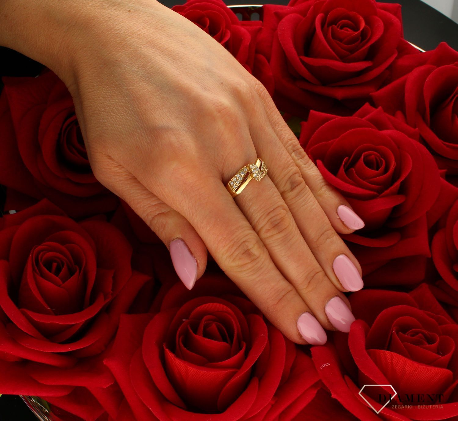 Złoty pierścionek damski 585 Iskrząca fala DIA-PRS-8947-585. Złoty pierścionek w nowoczesnej. prezent na urodziny, rocznicę. Pierścionek błyszczący. Falisty pierścionek. Złoto z wyższej próby..jpg