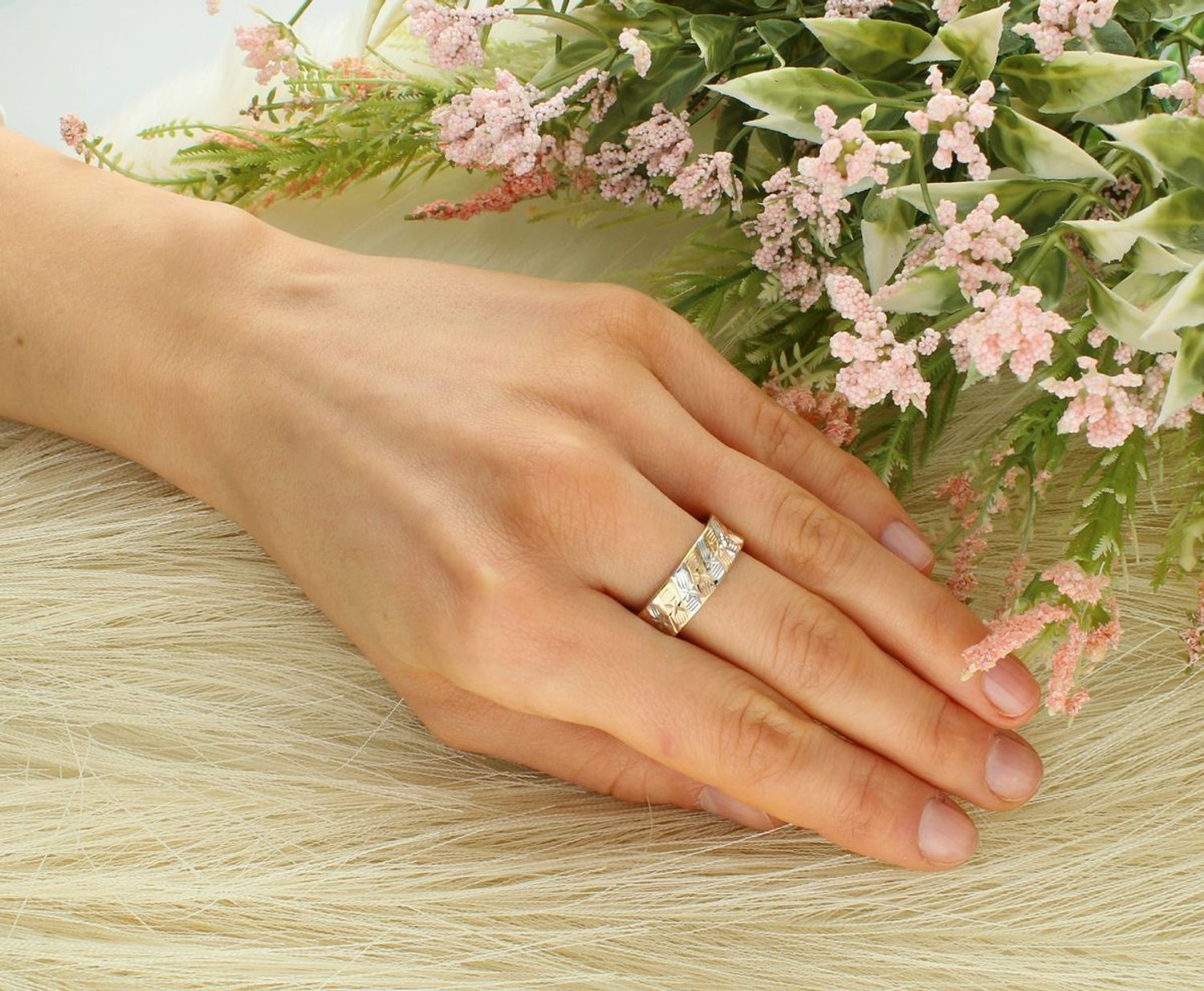 Pierścionek złoty szeroki trzy kolory złota grawerowana pr 585, DIA-PRS-8949-585 Ekskluzywny szeroki złoty pierścionek, wykonany z trzech kolorów złota, to propozycja dla kobiet ceniących 1.jpg