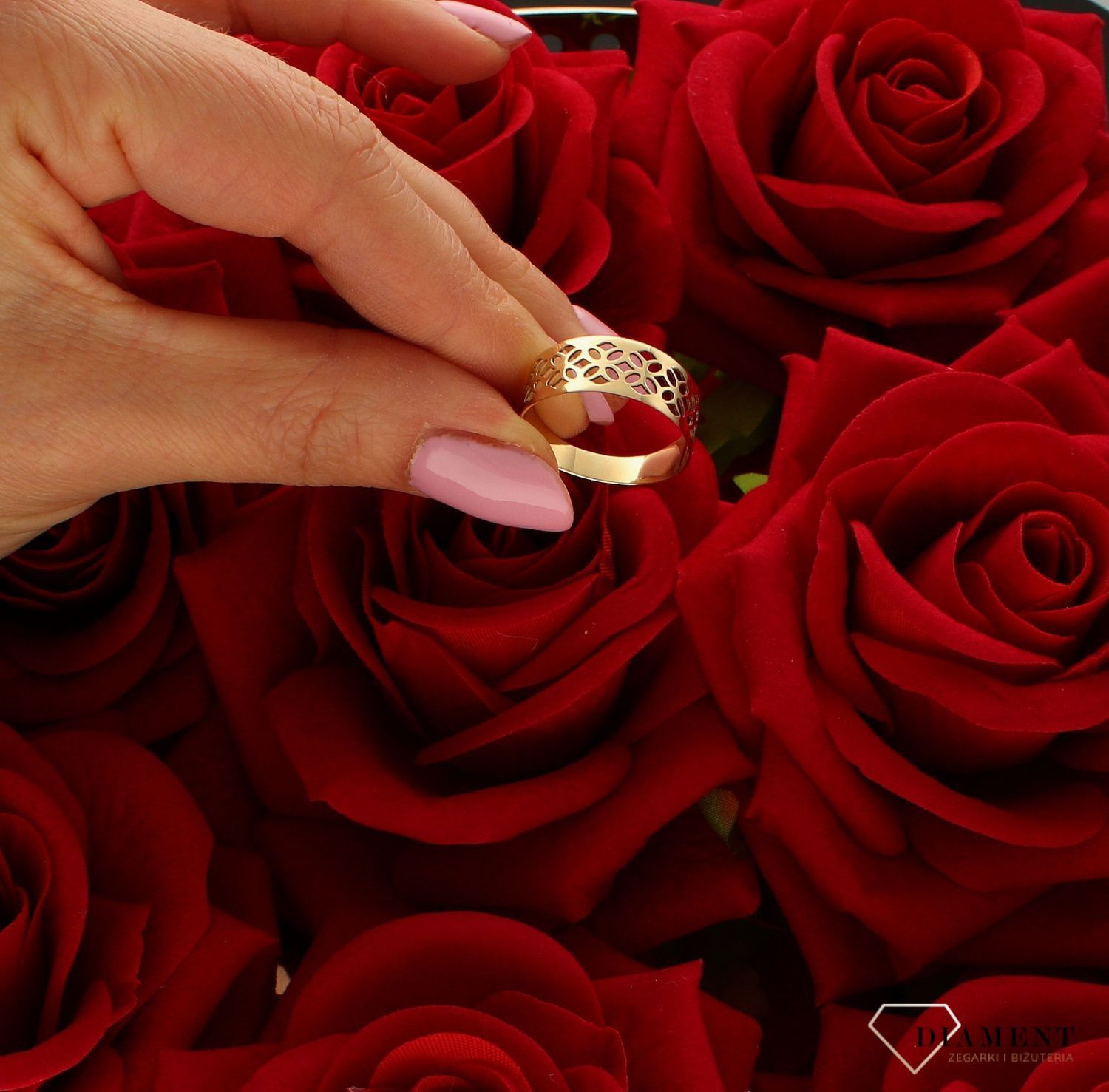 Złoty pierścionek damski Ażurowe kwiaty 585 DIA-PRS-8950-585. Delikatny złoty pierścionek. Szeroki pierścień ze złota. Pierścionek ażurowy. Pierścionek w ornamenty. Prezent na urodziny, rocznicę ślubu. Biżuteria na 30stke, 40s.jpg