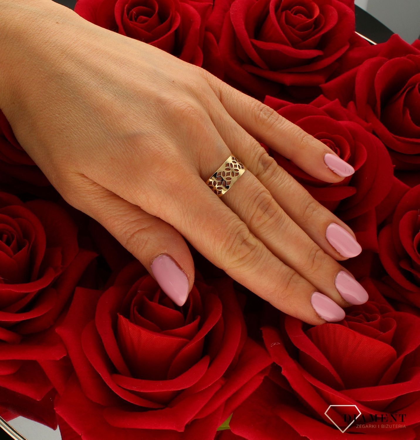 Złoty pierścionek damski Ażurowe kwiaty 585 DIA-PRS-8950-585. Delikatny złoty pierścionek. Szeroki pierścień ze złota. Pierścionek ażurowy. Pierścionek w ornamenty. Prezent na urodziny, rocznicę ślubu. Biżuteria na 30stke, 40s.jpg