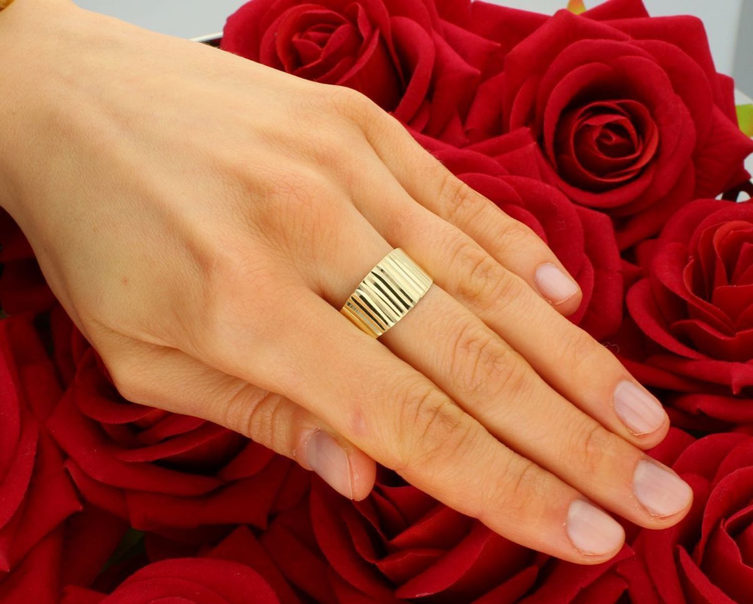 Pierścionek złoty Sygnet żłobiona powierzchnia próba 585, DIA-PRS-8951-585. Pierścionek wykonany z najwyższej jakości złota próby 585. Złoty sygnet ze żłobioną powierzchnią dodaje nowoczesnego 1.jpg