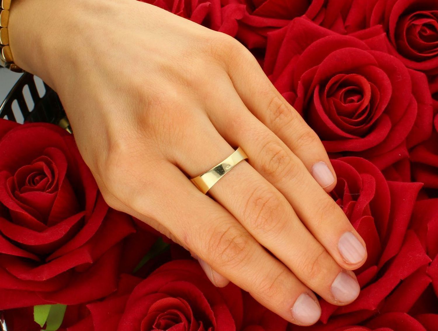 Pierścionek złoty Sygnet żłobiona powierzchnia próba 585, DIA-PRS-8951-585. Pierścionek wykonany z najwyższej jakości złota próby 585. Złoty sygnet ze żłobioną powierzchnią dodaje nowoczesnego 1.jpg