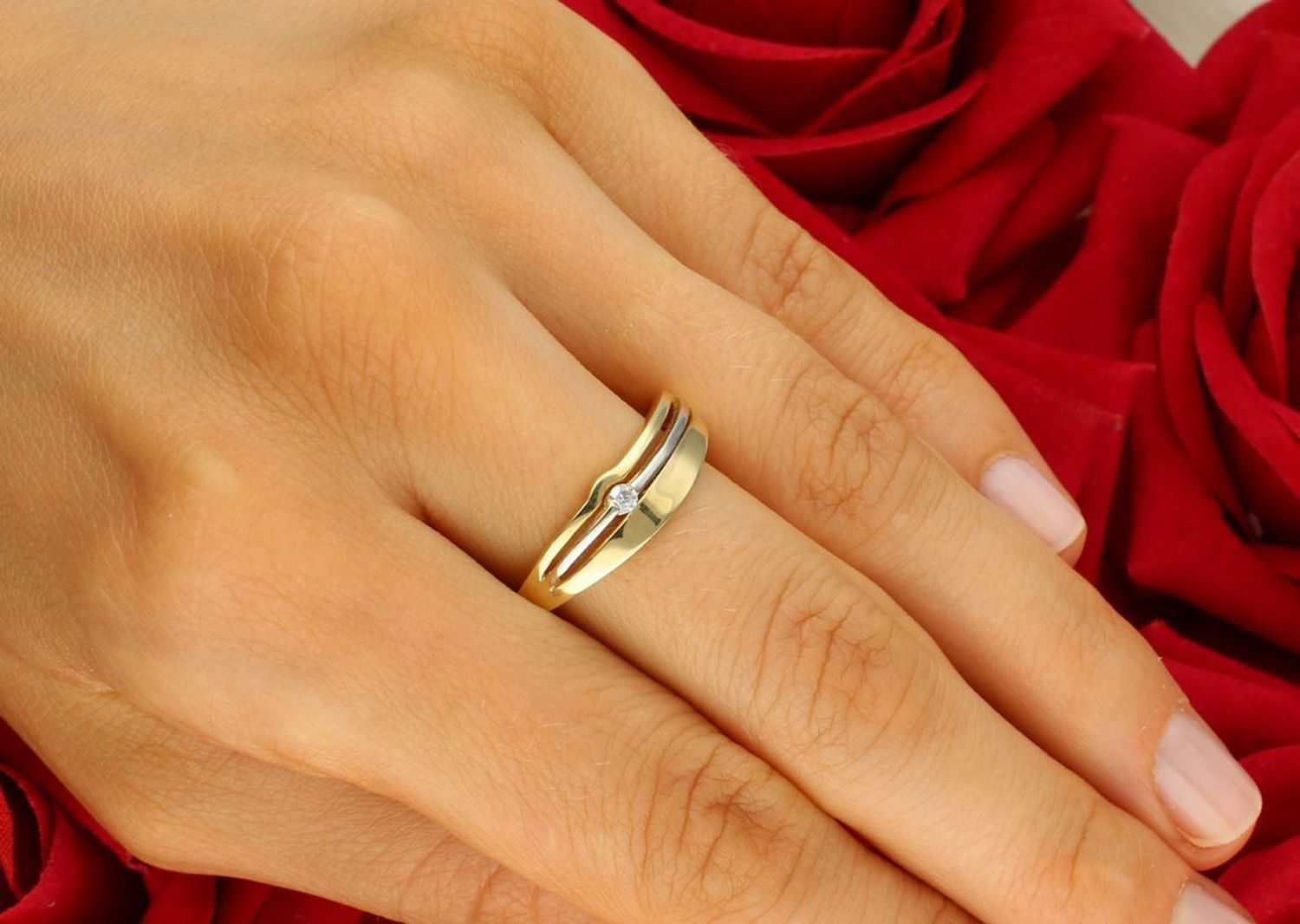 Damski pierścionek ze złota próby 585 z cyrkonią i paskiem białego złota. Szerokość górna 6 mm, dolna 1 mm, waga 2,18 g. Model DIA-PRS-8952-585 – połączenie elegancji i nowoczesności.1.jpg