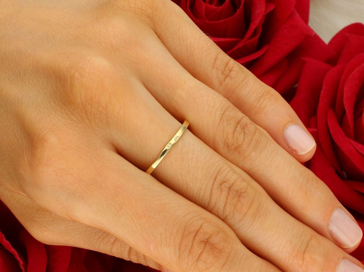 Damski pierścionek ze złota próby 585 z cyrkonią i paskiem białego złota. Szerokość górna 6 mm, dolna 1 mm, waga 2,18 g. Model DIA-PRS-8952-585 – połączenie elegancji i nowoczesności.1.jpg