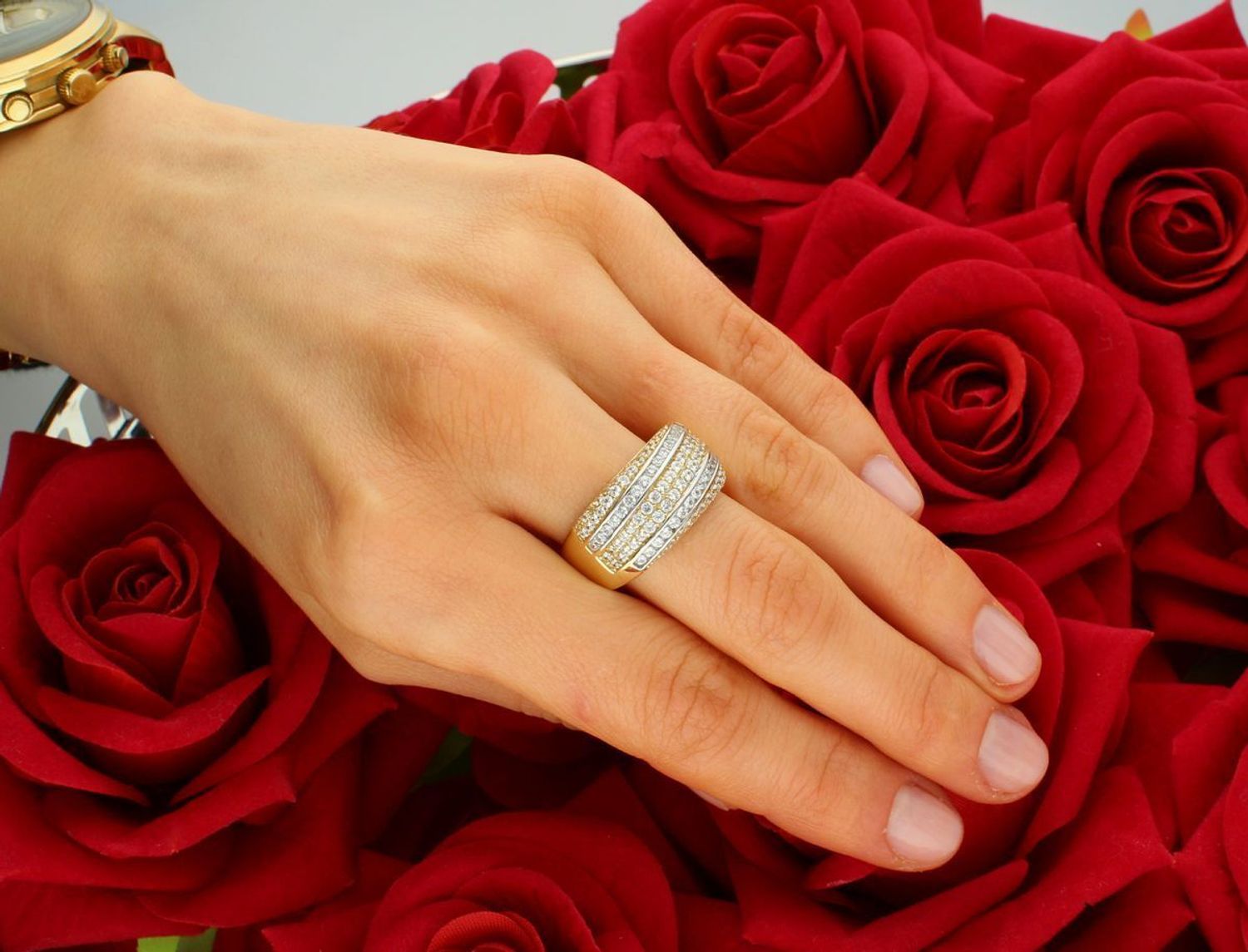 Złoty pierścionek szeroki z białą cyrkonią próba 585, DIA-PRS-8953-585. Szeroki złoty pierścionek z białą cyrkonią to elegancki i nowoczesny wybór, 1.jpg