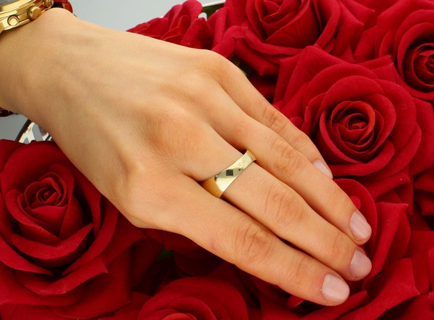 Złoty pierścionek szeroki z białą cyrkonią próba 585, DIA-PRS-8953-585. Szeroki złoty pierścionek z białą cyrkonią to elegancki i nowoczesny wybór, 1.jpg