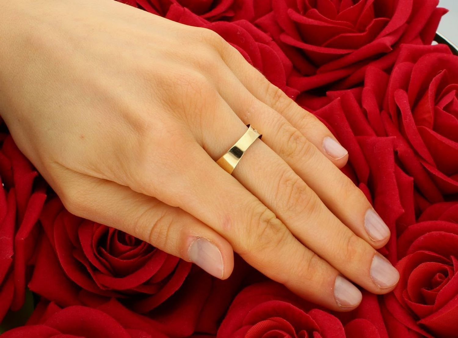 Złoty pierścionek ażurowe wzory próba 585 rozmiar 24, DIA-PRS-8955-585. Złoty pierścionek z prostymi, ażurowymi wzorami to doskonały wybór, jeśli zależy Ci na subtelnym, ale zarazem eleganckim 1.jpg