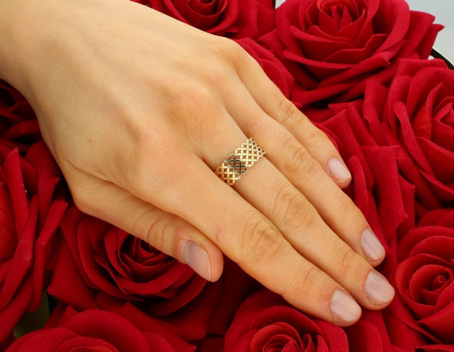 Złoty pierścionek ażurowe wzory próba 585 rozmiar 24, DIA-PRS-8955-585. Złoty pierścionek z prostymi, ażurowymi wzorami to doskonały wybór, jeśli zależy Ci na subtelnym, ale zarazem eleganckim 1.jpg