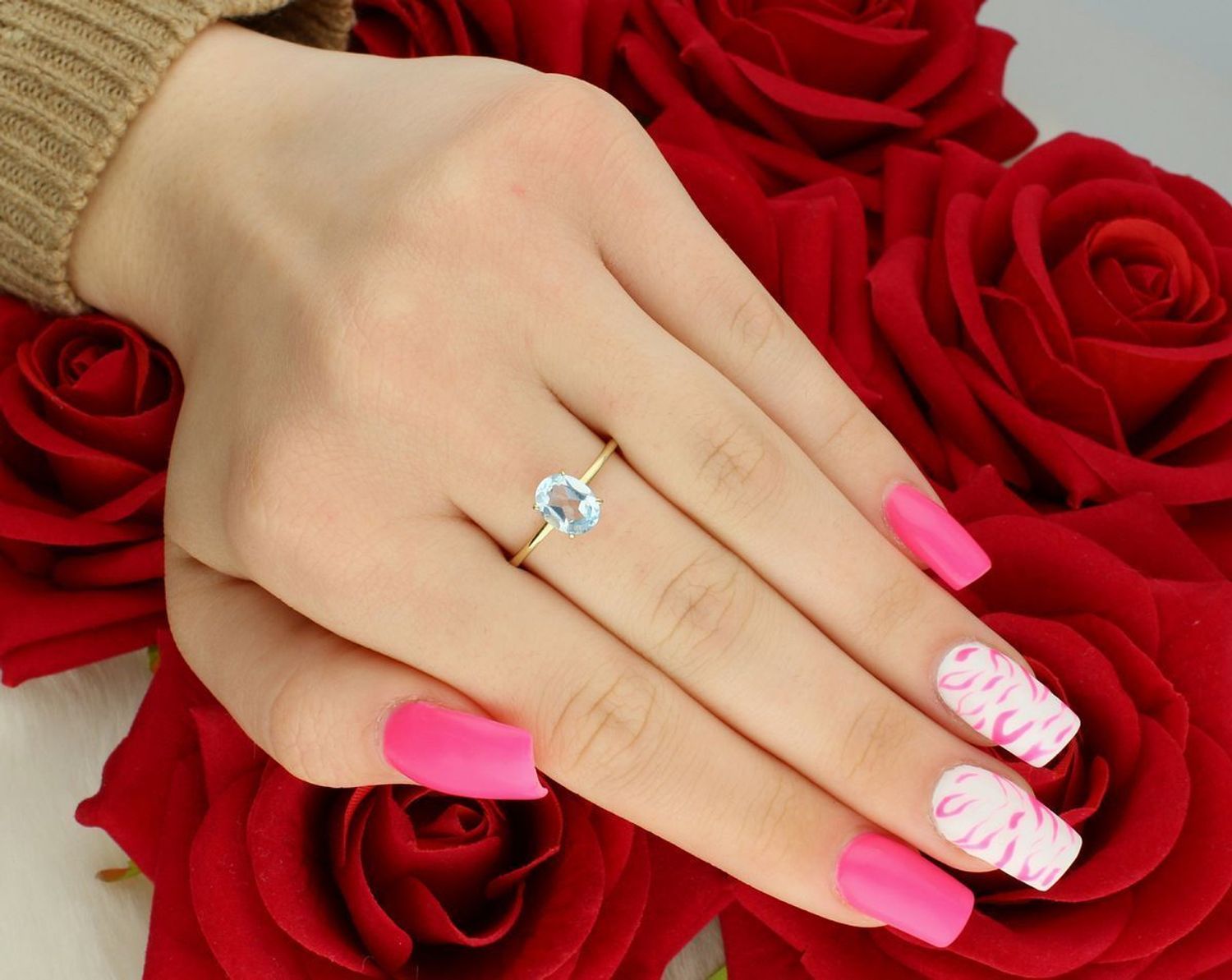 Zachwycający pierścionek ze złota próby 585 z kamieniem blue topaz. Model DIA-PRS-9045-585, waga 1,38 g. Idealny prezent – elegancja i wyjątkowy blask!1.jpg