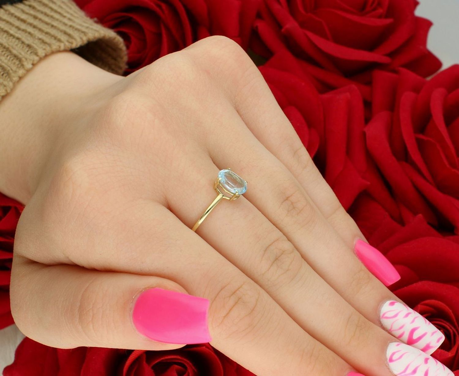 Zachwycający pierścionek ze złota próby 585 z kamieniem blue topaz. Model DIA-PRS-9045-585, waga 1,38 g. Idealny prezent – elegancja i wyjątkowy blask!1.jpg