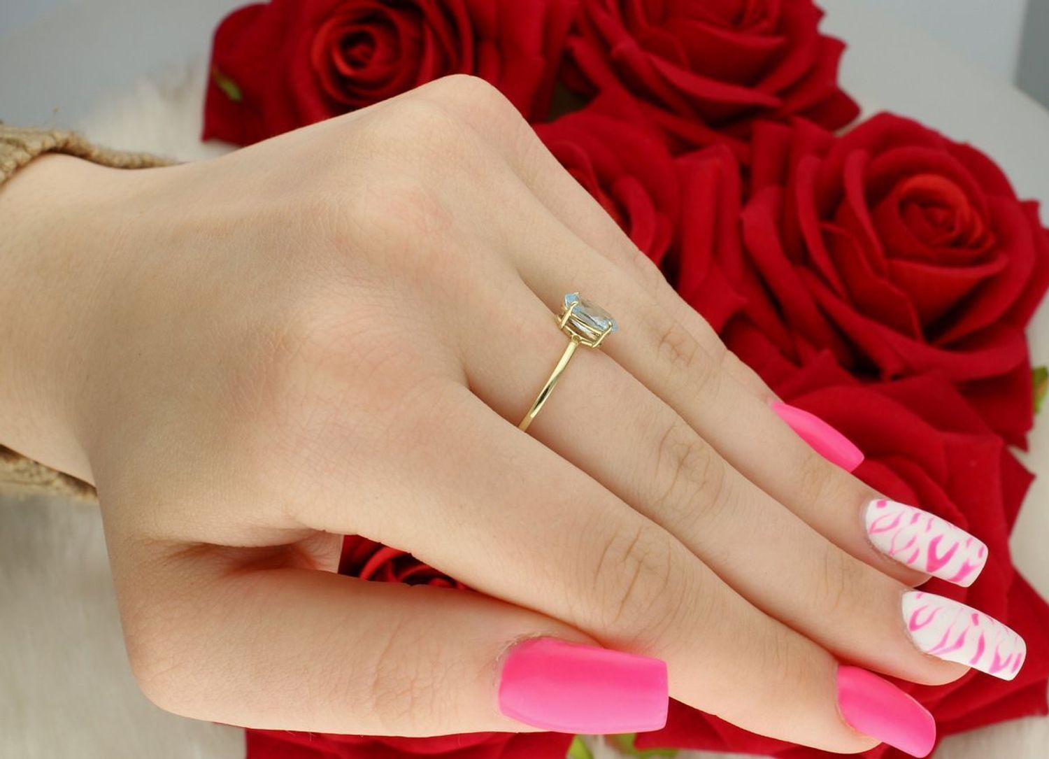 Zachwycający pierścionek ze złota próby 585 z kamieniem blue topaz. Model DIA-PRS-9045-585, waga 1,38 g. Idealny prezent – elegancja i wyjątkowy blask!1.jpg