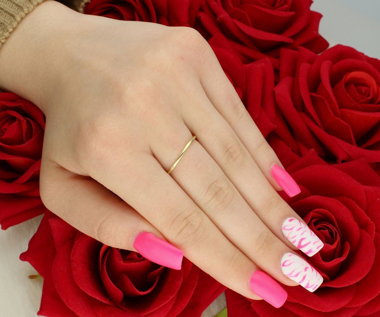 Zachwycający pierścionek ze złota próby 585 z kamieniem blue topaz. Model DIA-PRS-9045-585, waga 1,38 g. Idealny prezent – elegancja i wyjątkowy blask!1.jpg