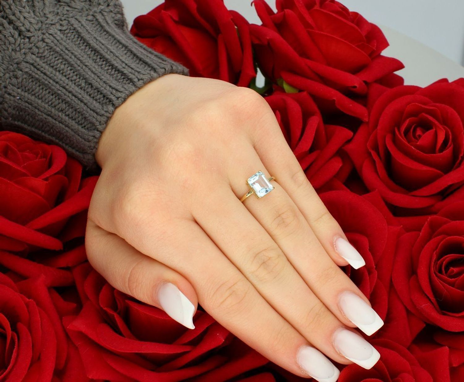 Pierścionek złoty damski blue topaz próba 585, rozmiar 11 DIA-PRS-9046-585 Ten wyjątkowy pierścionek to subtelne połączenie luksusu i delikatności. 1.jpg