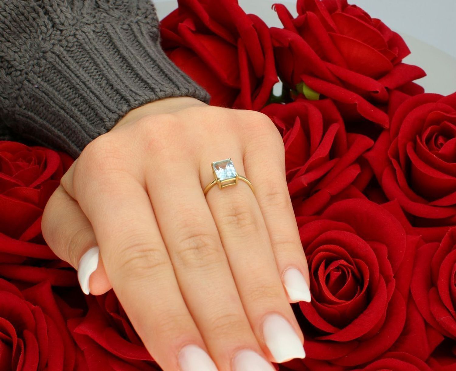 Pierścionek złoty damski blue topaz próba 585, rozmiar 11 DIA-PRS-9046-585 Ten wyjątkowy pierścionek to subtelne połączenie luksusu i delikatności. 1.jpg