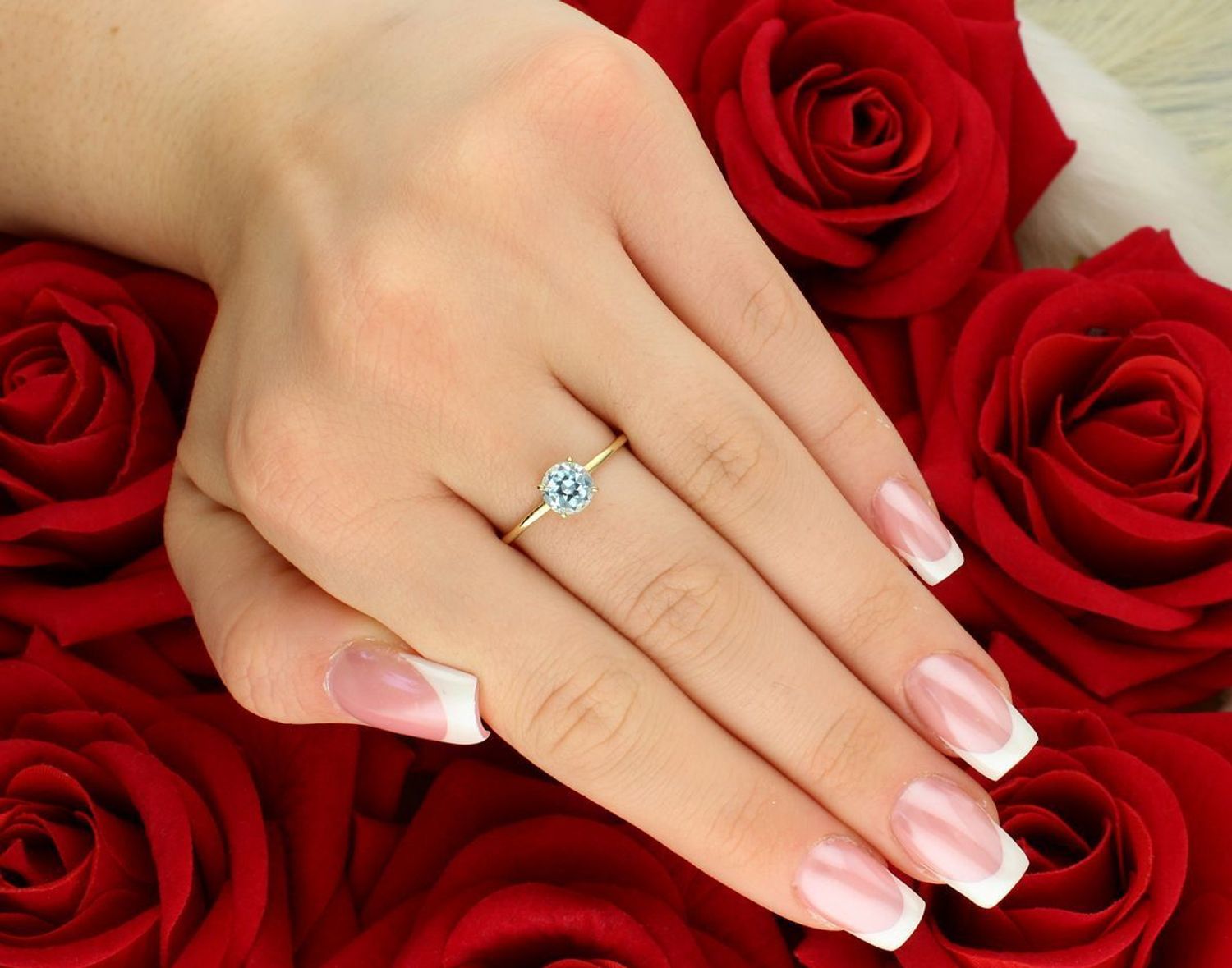 Delikatny złoty pierścionek damski DIA-PRS-9048-585 z naturalnym kamieniem blue topaz 5 mm. Wykonany ze złota próby 585. Elegancki wybór dla kobiet z klasą.1.jpg