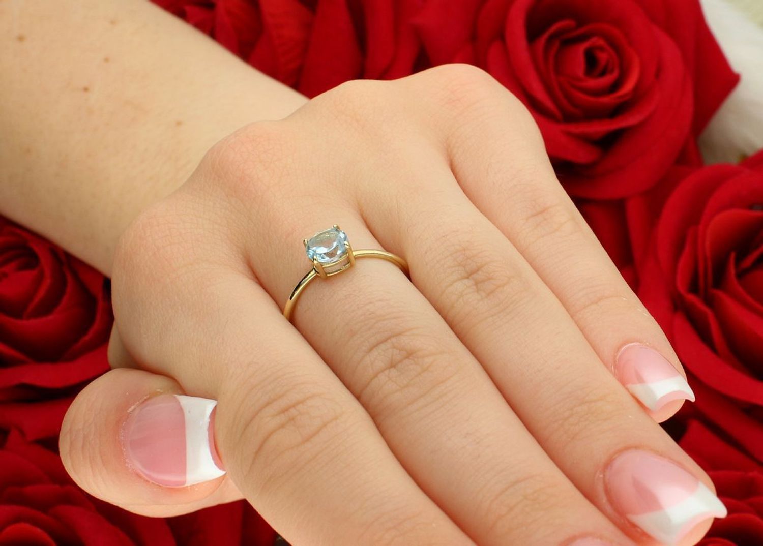 Delikatny złoty pierścionek damski DIA-PRS-9048-585 z naturalnym kamieniem blue topaz 5 mm. Wykonany ze złota próby 585. Elegancki wybór dla kobiet z klasą.1.jpg