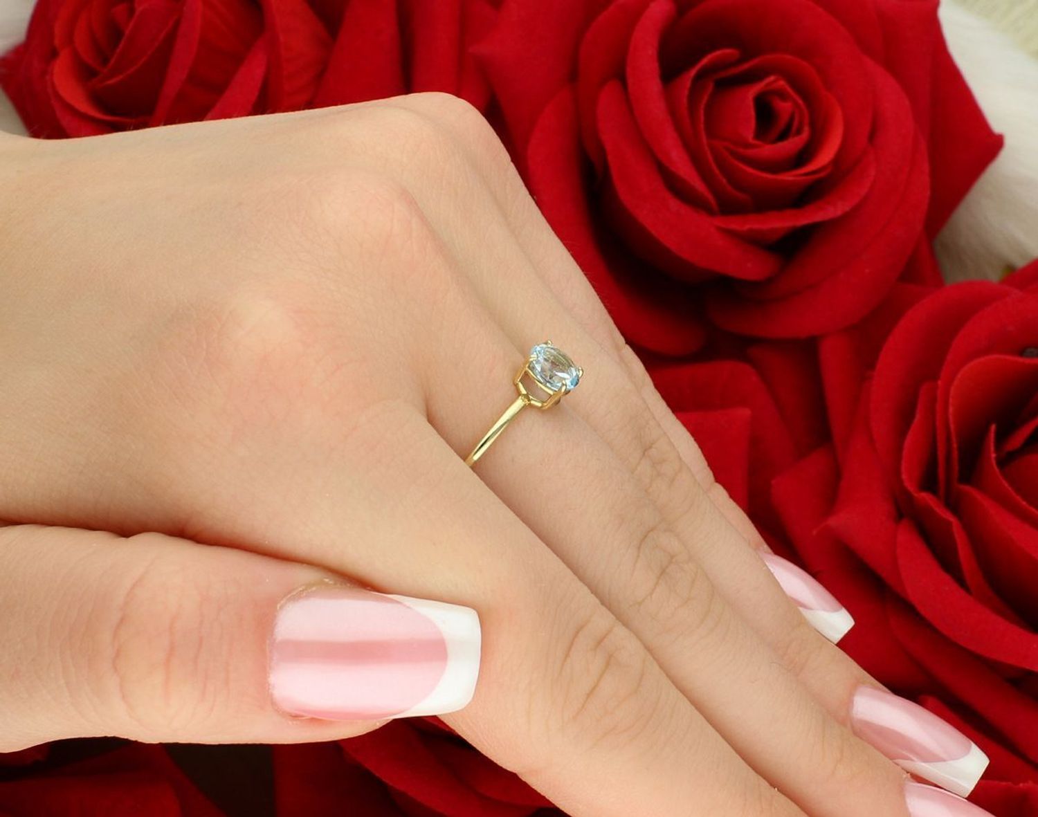 Delikatny złoty pierścionek damski DIA-PRS-9048-585 z naturalnym kamieniem blue topaz 5 mm. Wykonany ze złota próby 585. Elegancki wybór dla kobiet z klasą.1.jpg